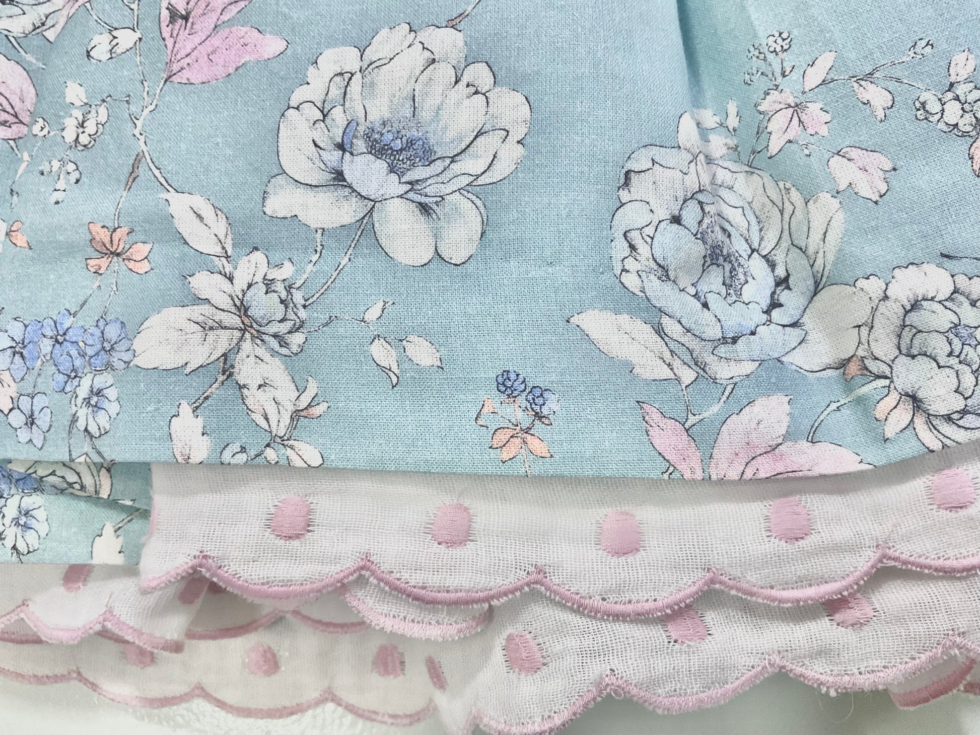 Vestido niña con estampado floral en fondo azul - Basmarti verano 2024 - Detalle 2 - Moda Infantil Chicle