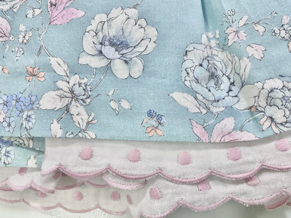 Vestido niña con estampado floral en fondo azul - Basmarti verano 2024 - Detalle 2 - Moda Infantil Chicle