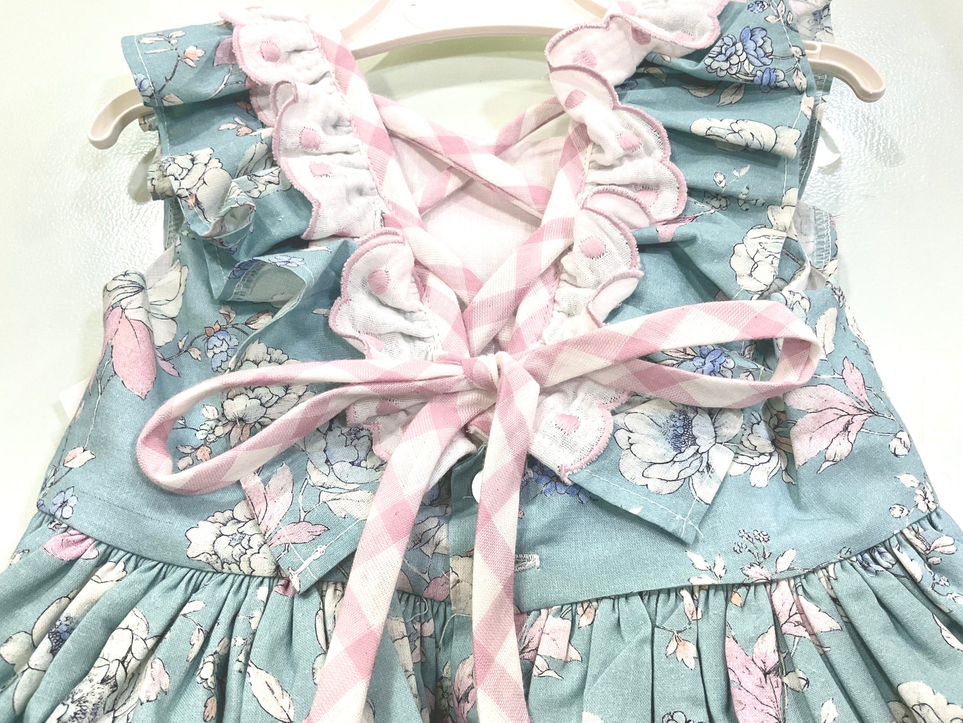 Vestido niña con estampado floral en fondo azul - Basmarti verano 2024 - Detalle 3 - Moda Infantil Chicle