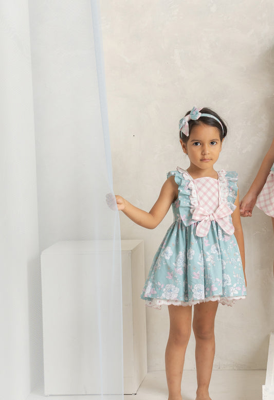 Vestido niña con estampado floral en fondo azul - Basmarti verano 2024 - Frontal - Moda Infantil Chicle