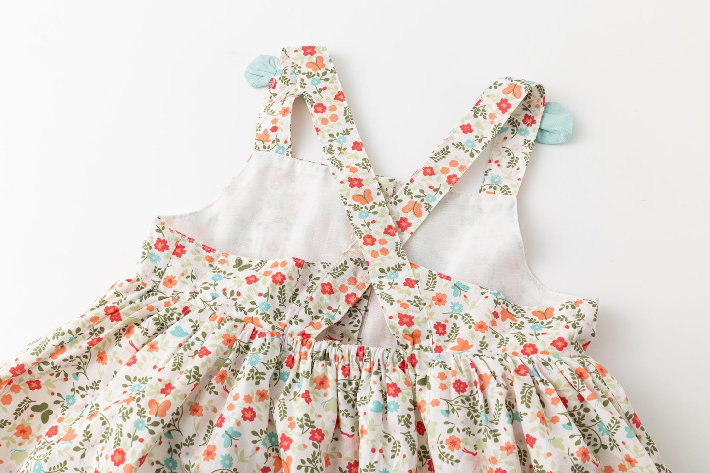 Vestido niña con tirantes con lazo primavera 2024 Newness - Detalle 6 - Moda Infantil Chicle