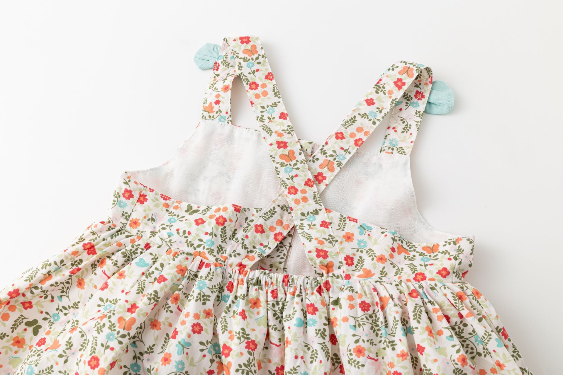 Vestido niña con tirantes con lazo primavera 2024 Newness - Detalle 6 - Moda Infantil Chicle
