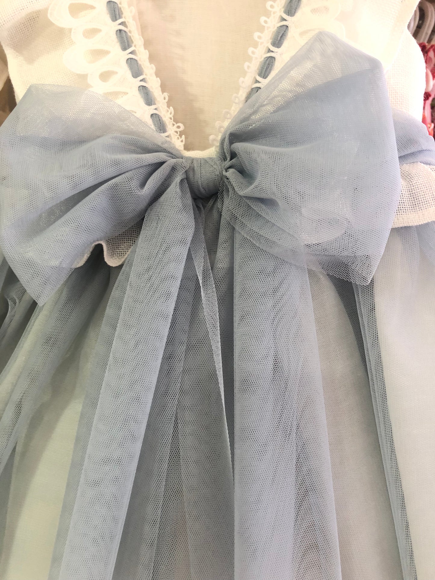 Vestido niña de lino en color beige - Basmarti verano 2024 - Detalle 2 - Moda Infantil Chicle