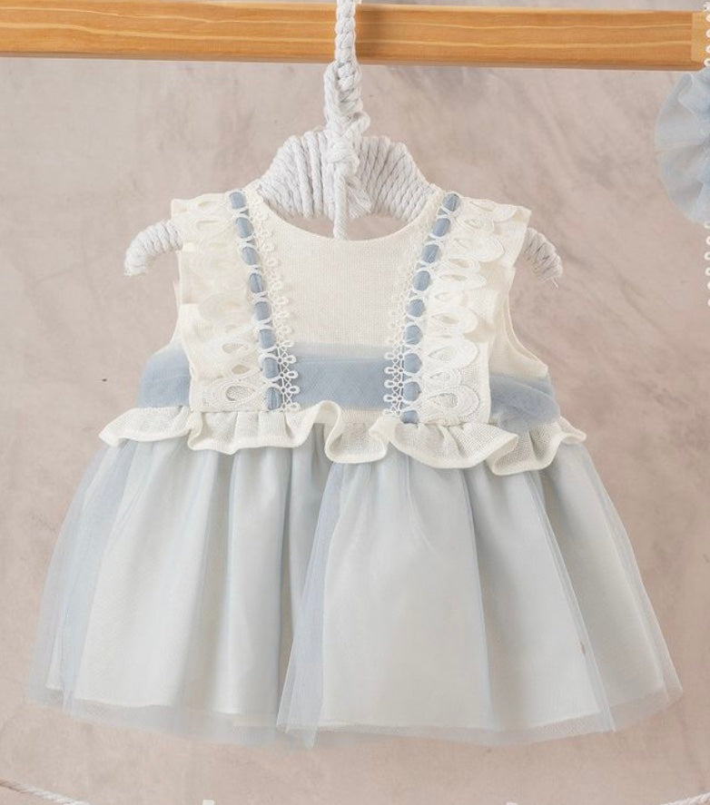 Vestido niña de lino en color beige - Basmarti verano 2024 - Frontal - Moda Infantil Chicle