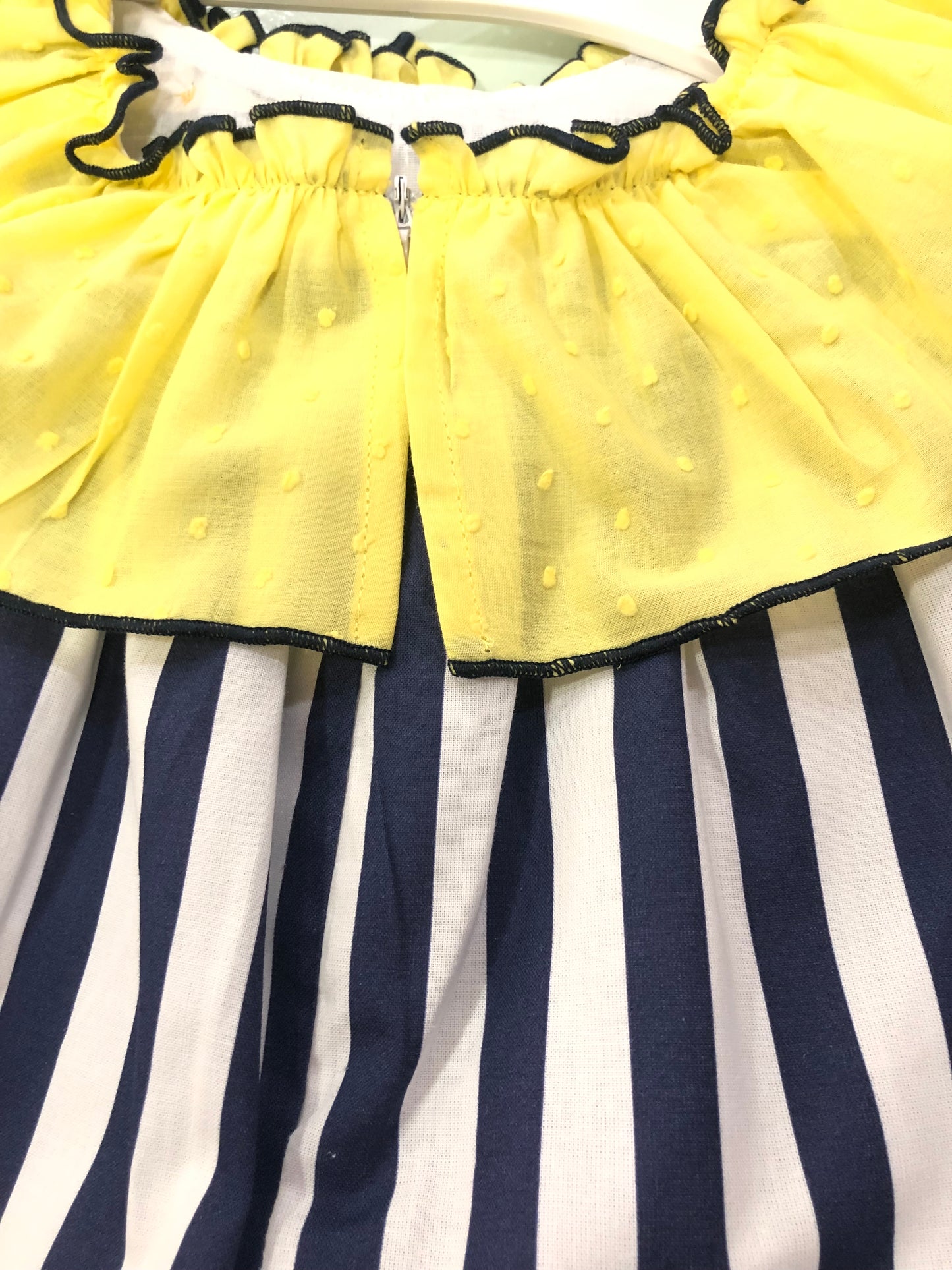 Vestido niña de rayas azul marino y blanco - Cuka verano 2024 - Detalle 2 - Moda Infantil Chicle