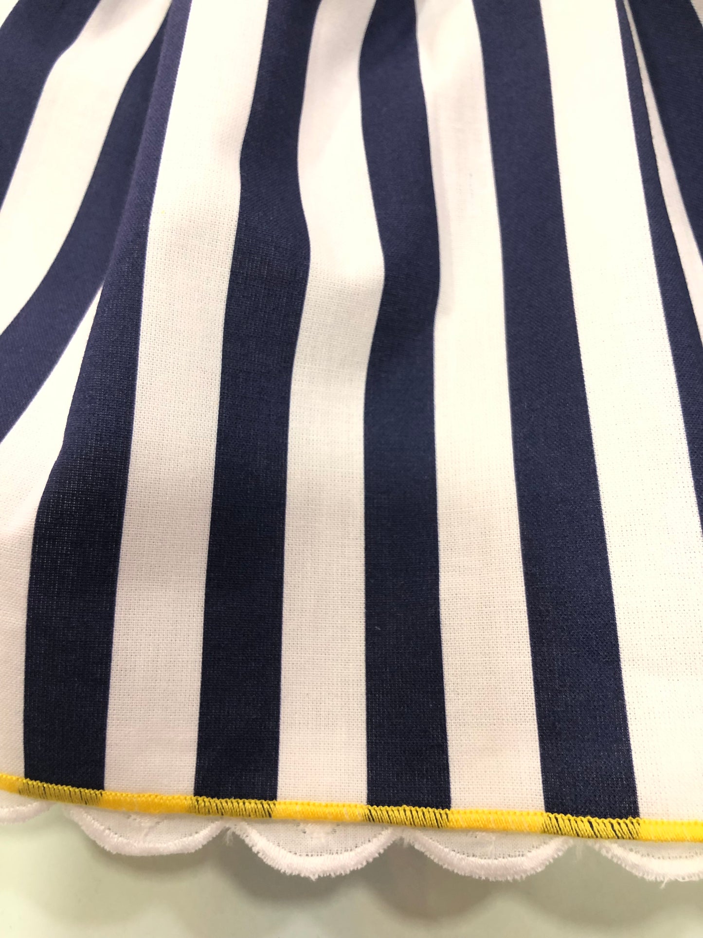 Vestido niña de rayas azul marino y blanco - Cuka verano 2024 - Detalle 3 - Moda Infantil Chicle