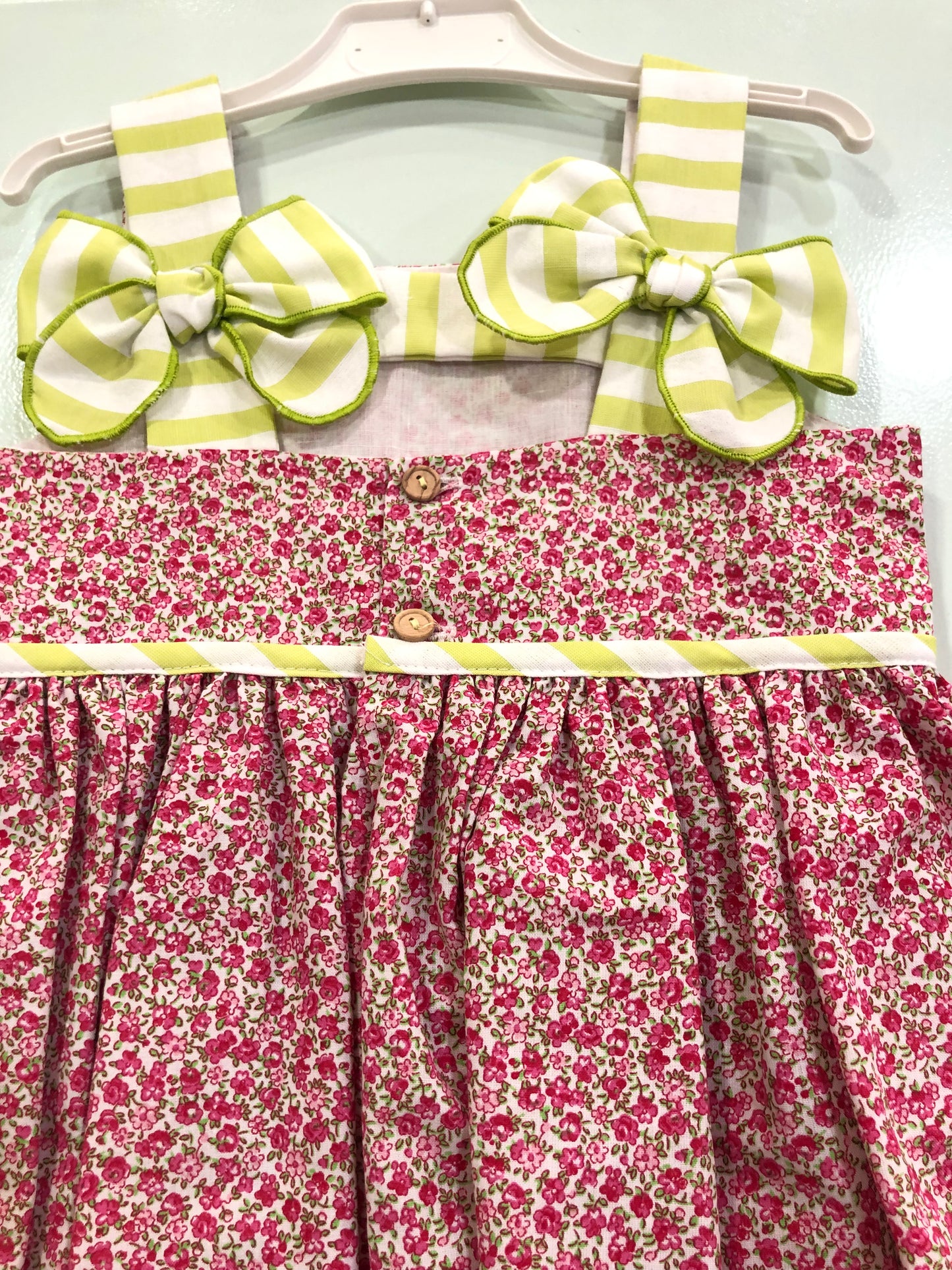 Vestido niña de tirantes con estampado de flores - Cuka verano 2024 - Detalle 2 - Moda Infantil Chicle