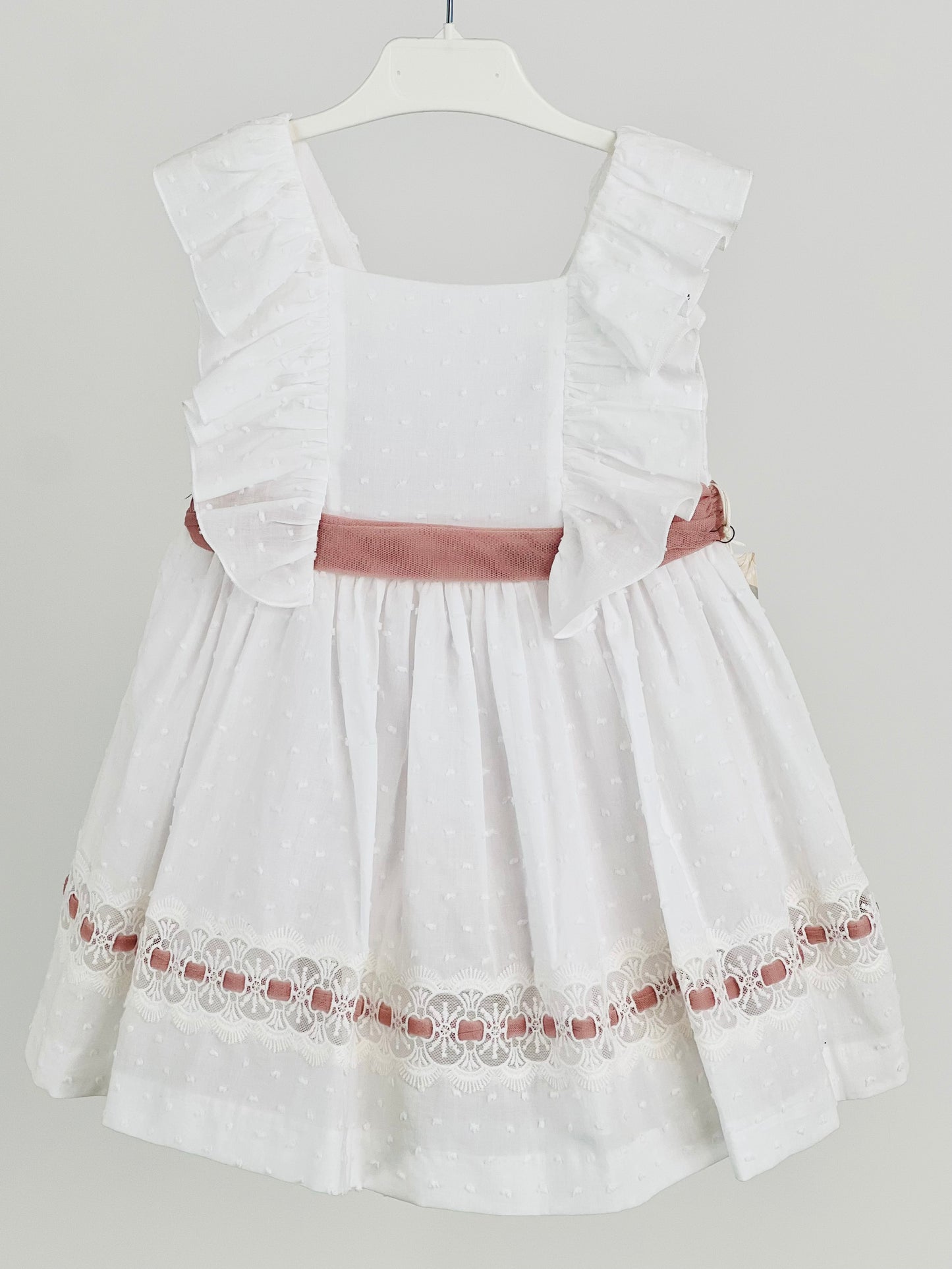 Vestido niña en beige de tul - Basmarti verano 2025 - Frontal - Moda Infantil Chicle