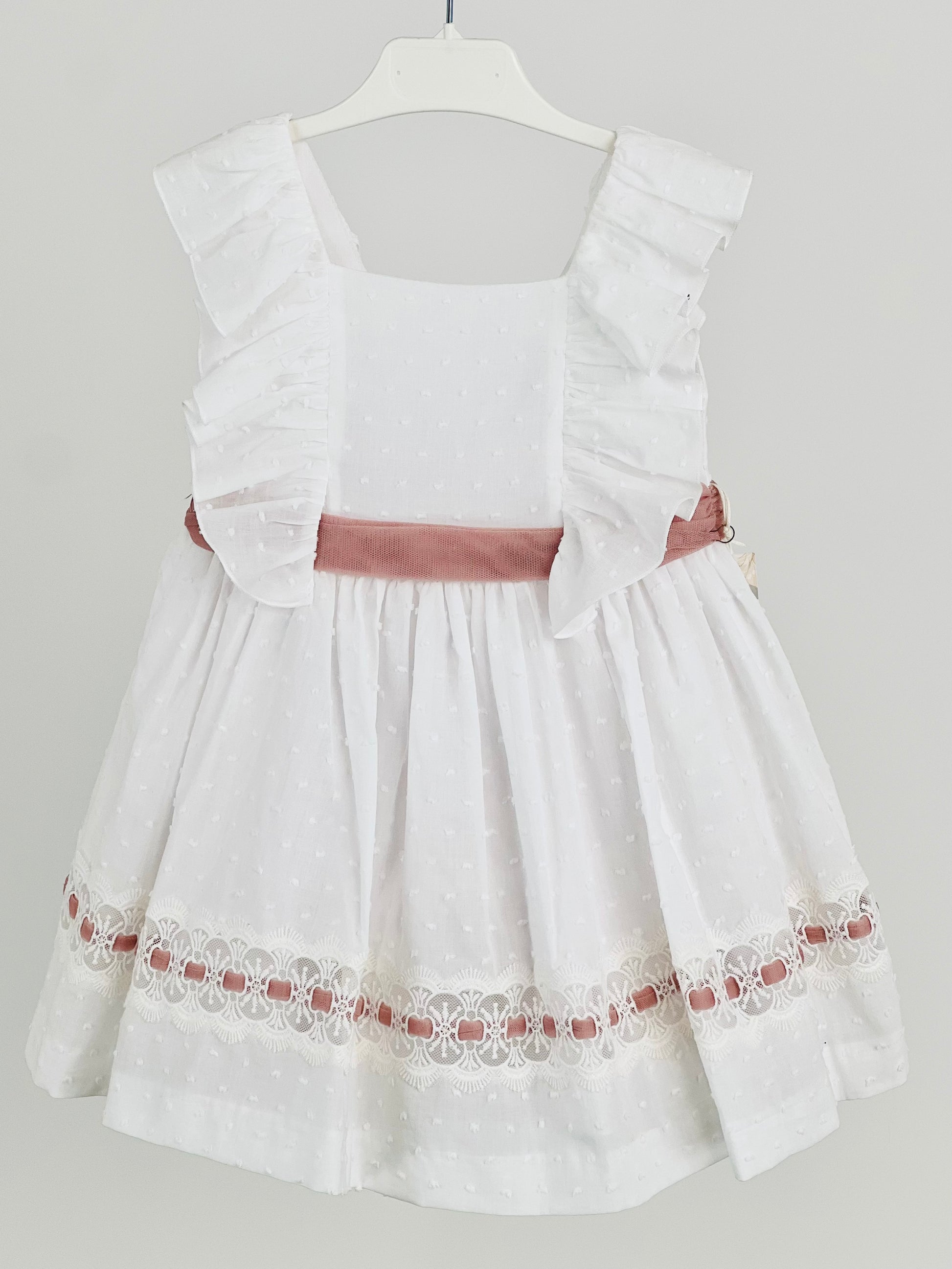 Vestido niña en beige de tul - Basmarti verano 2025 - Frontal - Moda Infantil Chicle