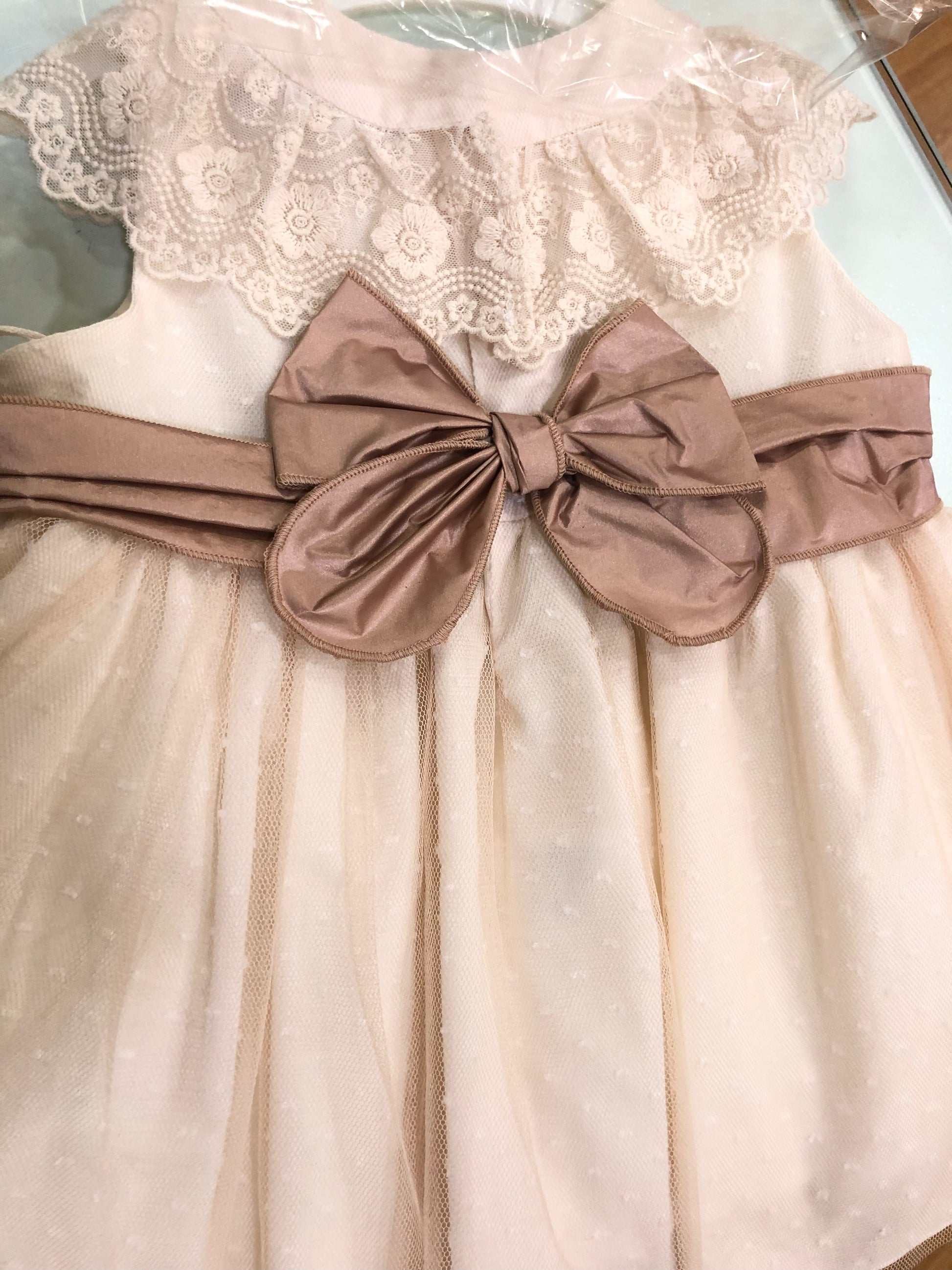 Vestido niña en color beige - Basmarti verano 2024 - Detalle 1 - Moda Infantil Chicle