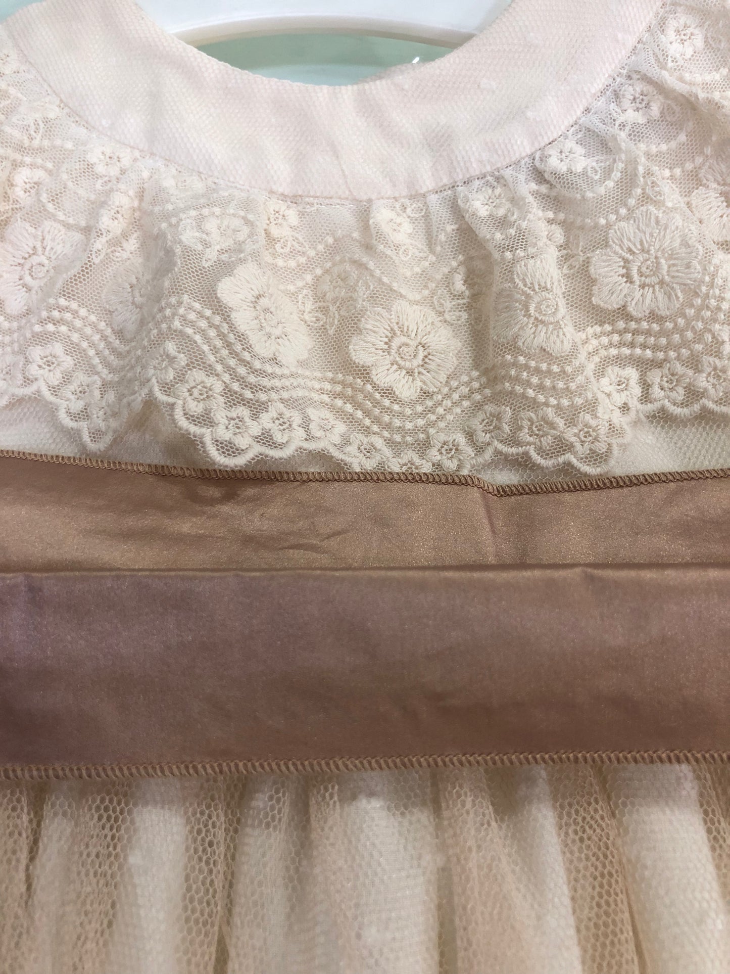 Vestido niña en color beige - Basmarti verano 2024 - Detalle 2 - Moda Infantil Chicle