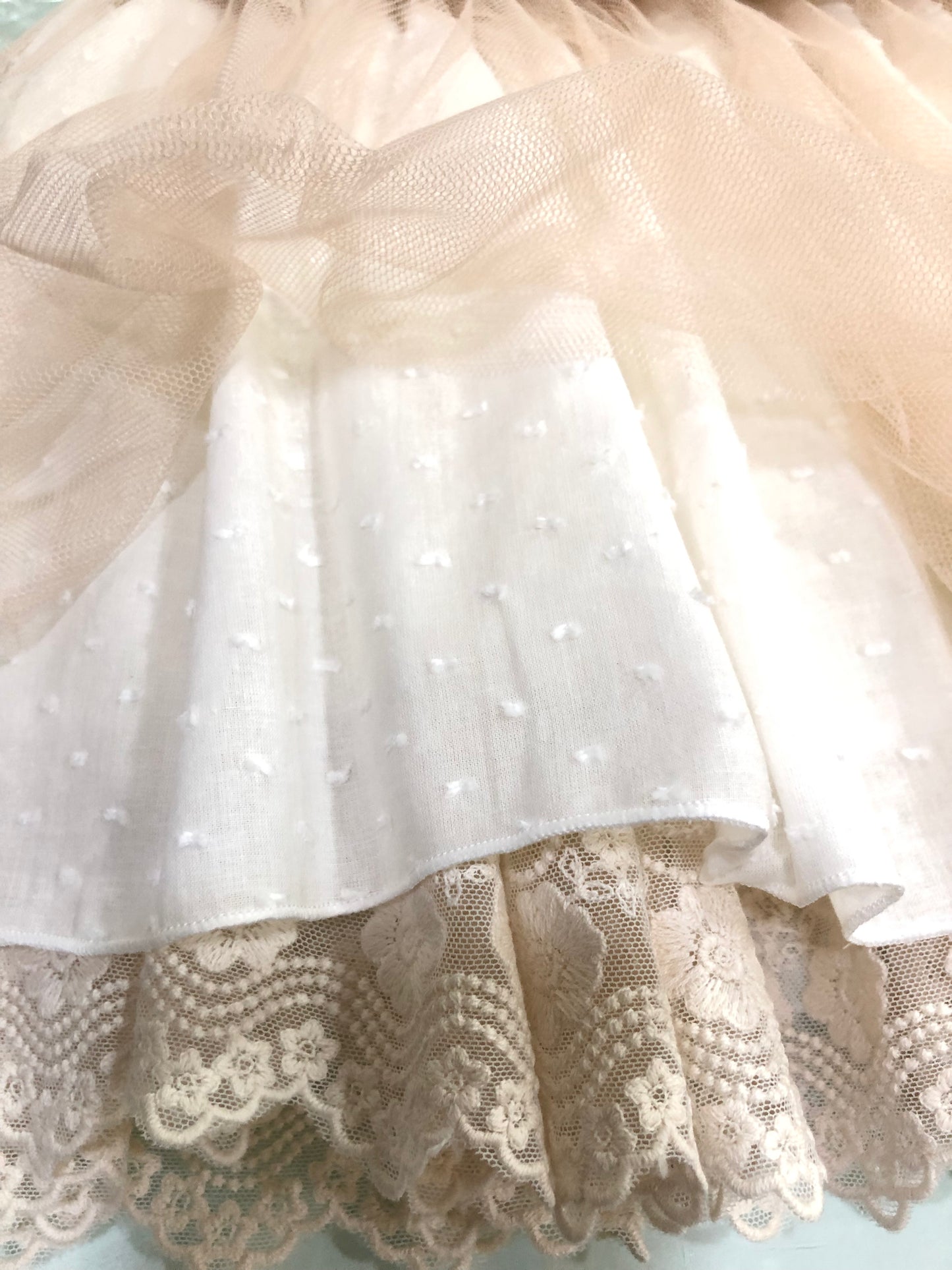 Vestido niña en color beige - Basmarti verano 2024 - Detalle 3 - Moda Infantil Chicle