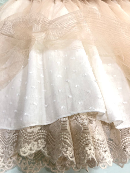 Vestido niña en color beige - Basmarti verano 2024 - Detalle 3 - Moda Infantil Chicle