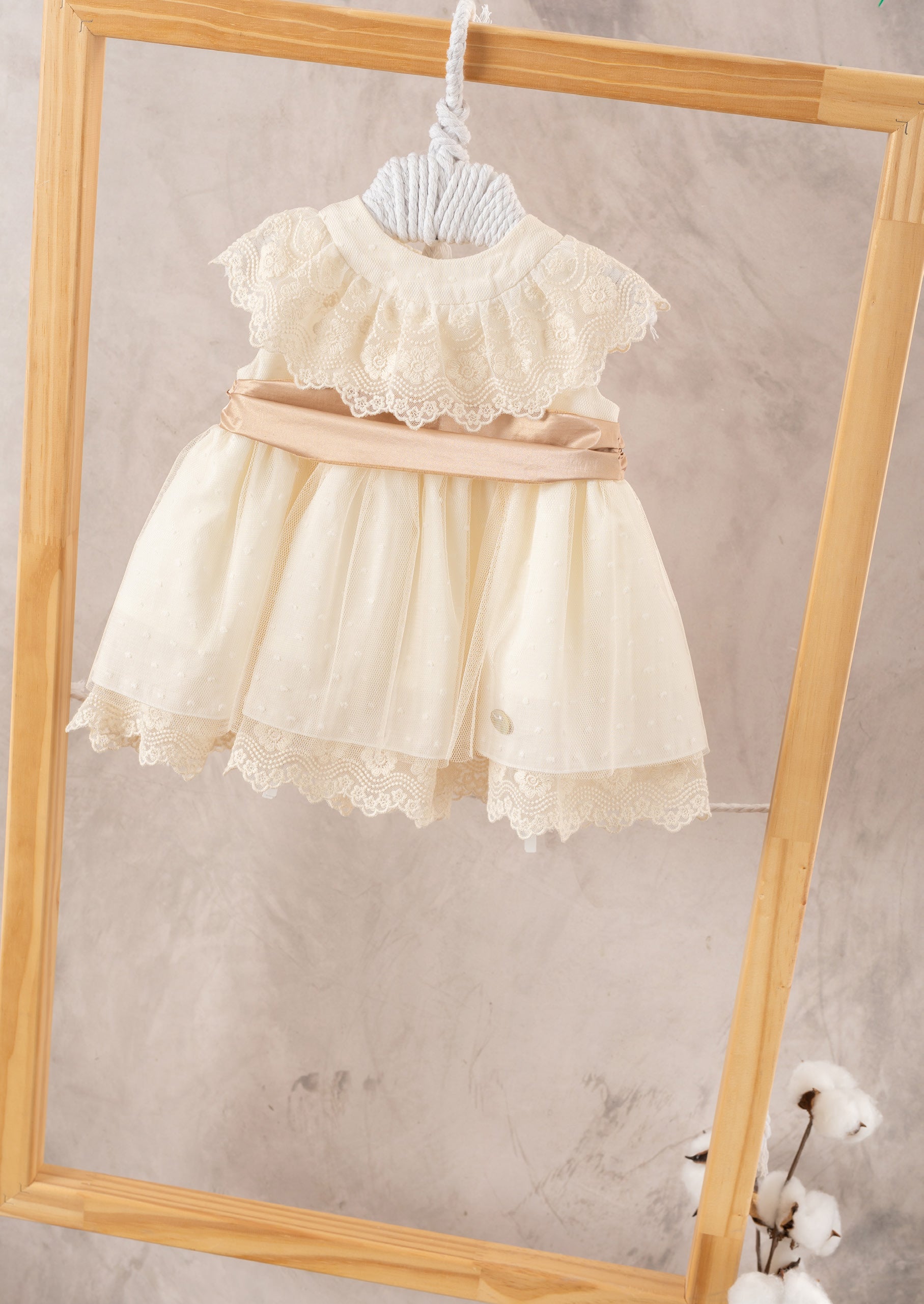 Vestido niña en color beige - Basmarti verano 2024 - Frontal - Moda Infantil Chicle