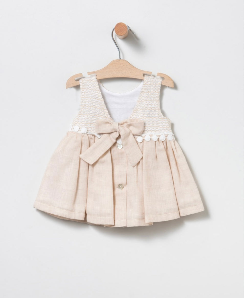 Vestido niña en color tostado - Coco Acqua Primavera verano 2024 - Detalle 1 - Moda Infantil Chicle