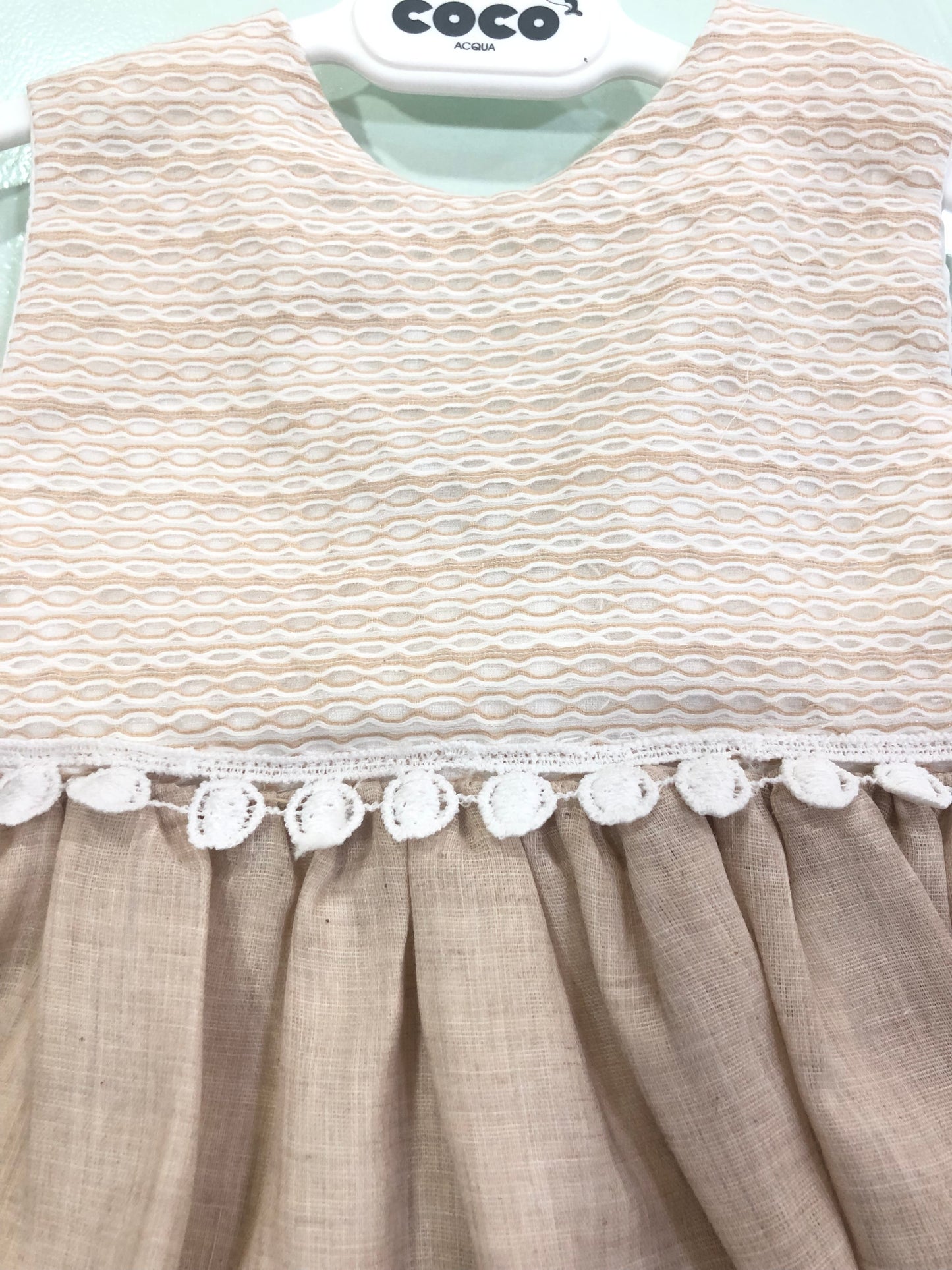 Vestido niña en color tostado - Coco Acqua Primavera verano 2024 - Detalle 4 - Moda Infantil Chicle