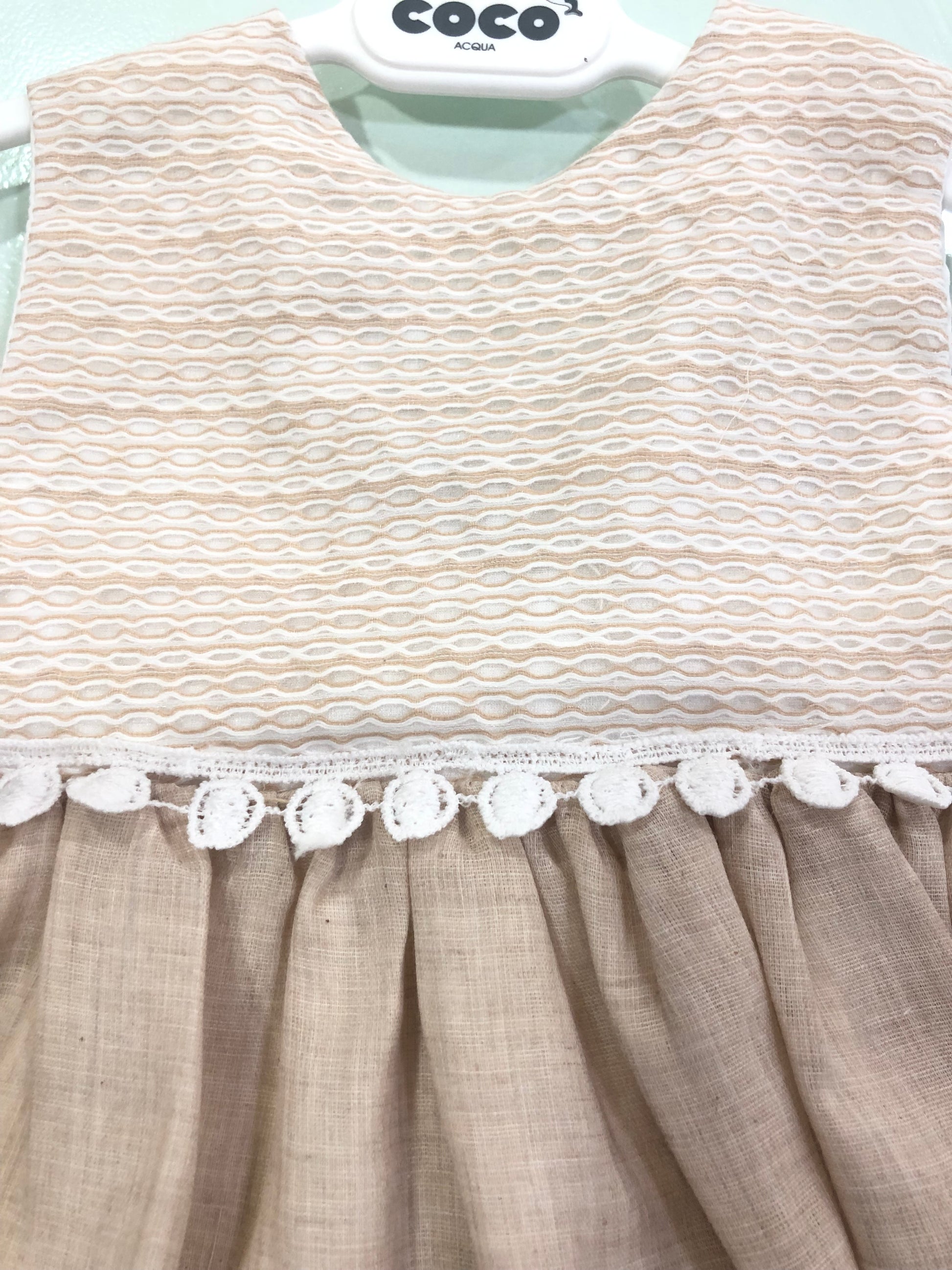 Vestido niña en color tostado - Coco Acqua Primavera verano 2024 - Detalle 4 - Moda Infantil Chicle