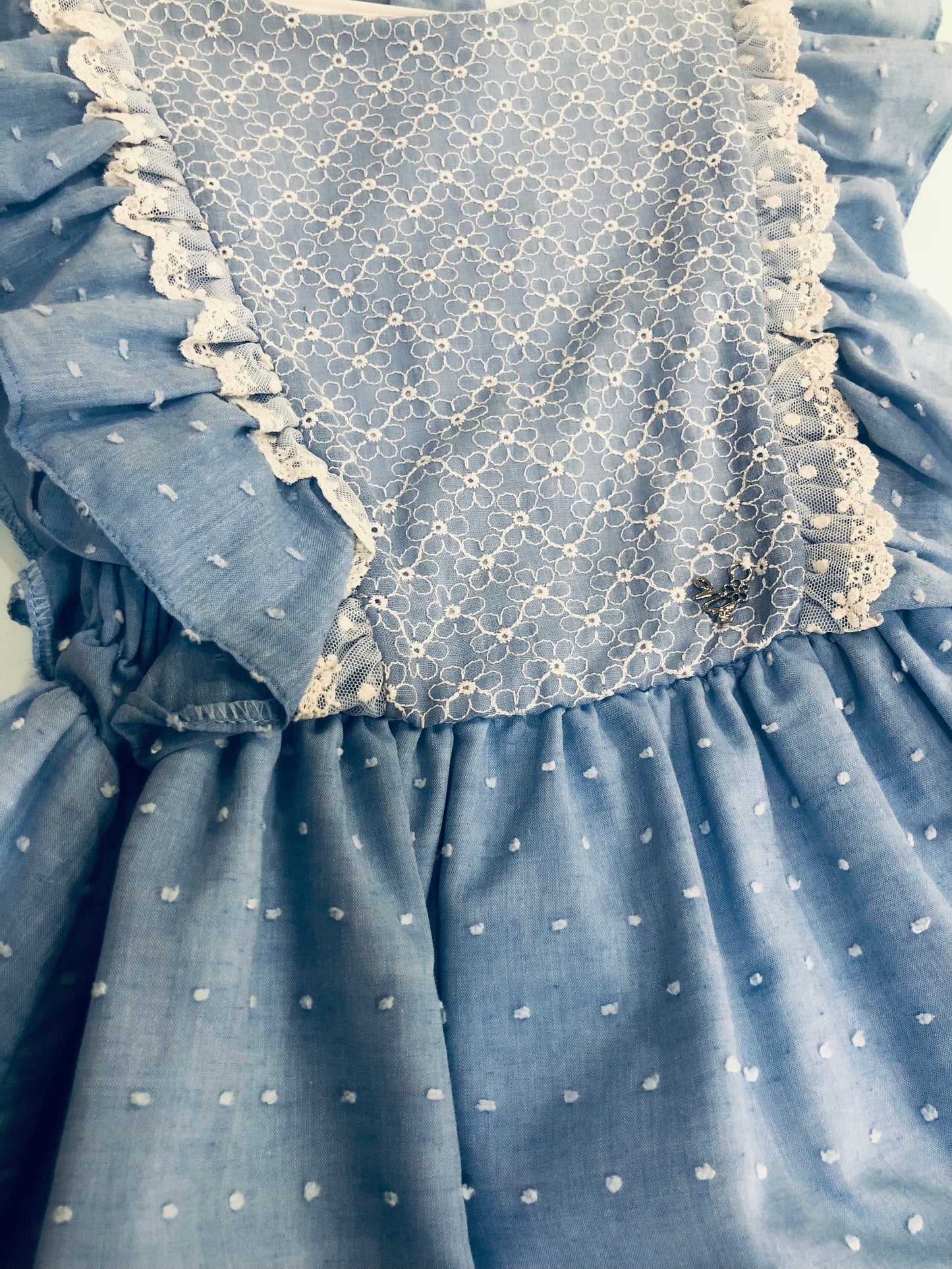 Vestido niña en plumeti - Nekenia colección primavera 2023 - Detalle 2 - Moda Infantil Chicle
