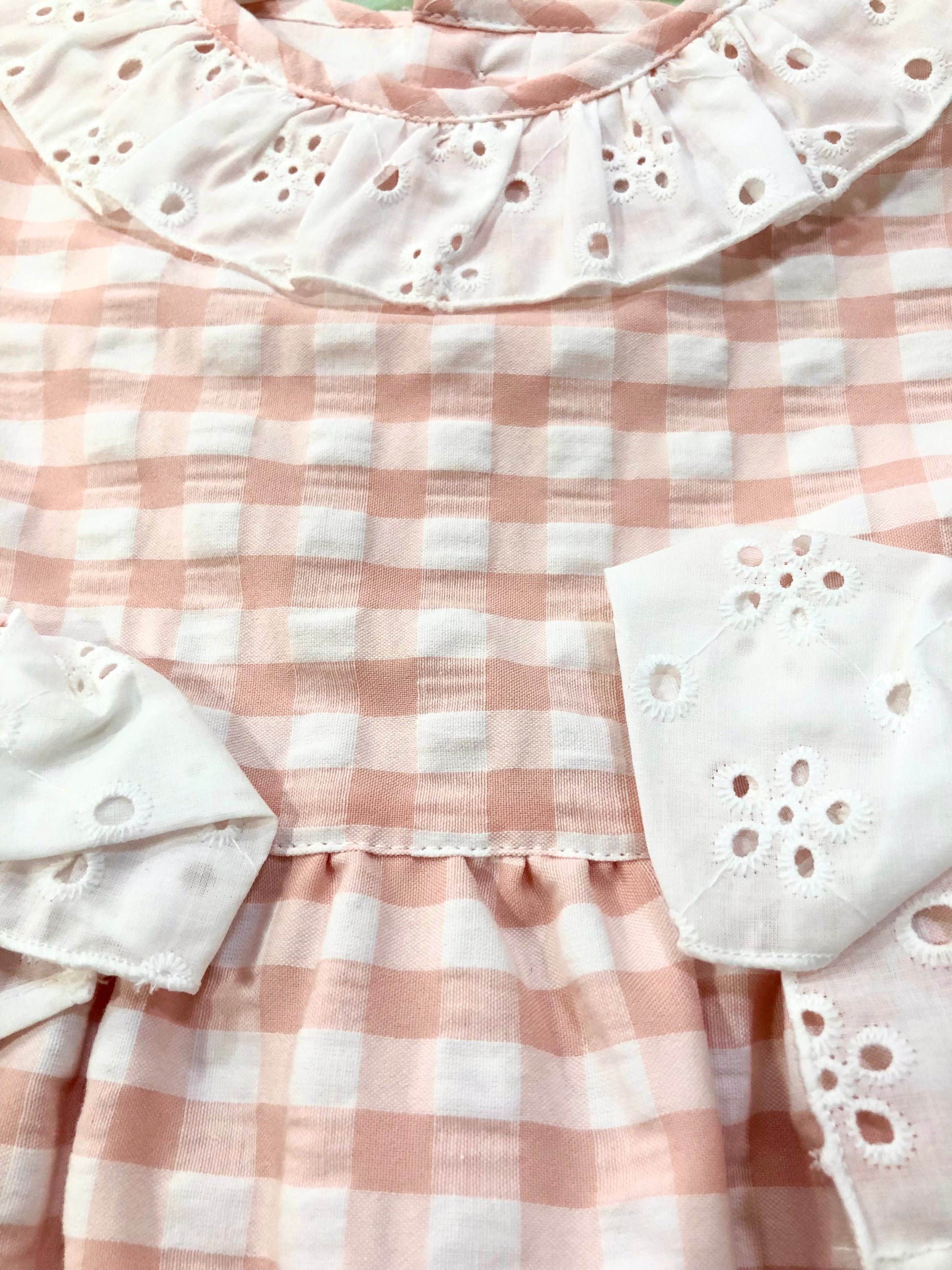 Vestido niña en rosa empolvado y blanco - Babiné verano 2023 - Detalle 2 - Moda Infantil Chicle