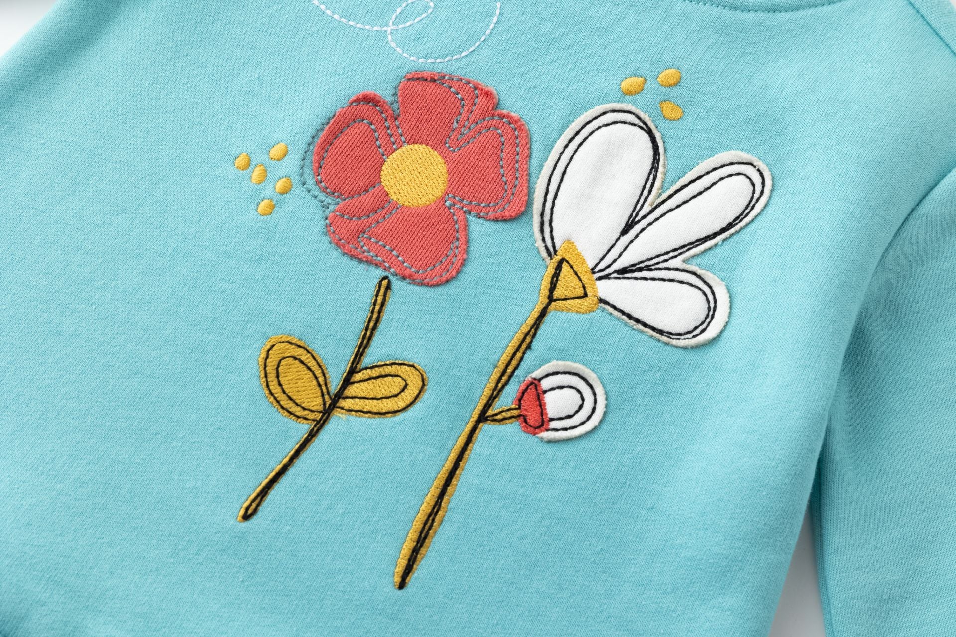 Vestido niña en turquesa con bordado - Invierno 2023 Newness - Detalle 2 - Moda Infantil Chicle