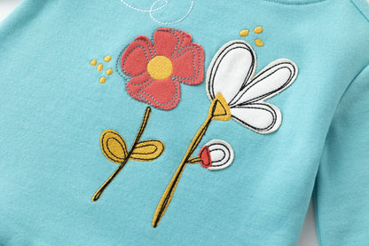 Vestido niña en turquesa con bordado - Invierno 2023 Newness - Detalle 2 - Moda Infantil Chicle